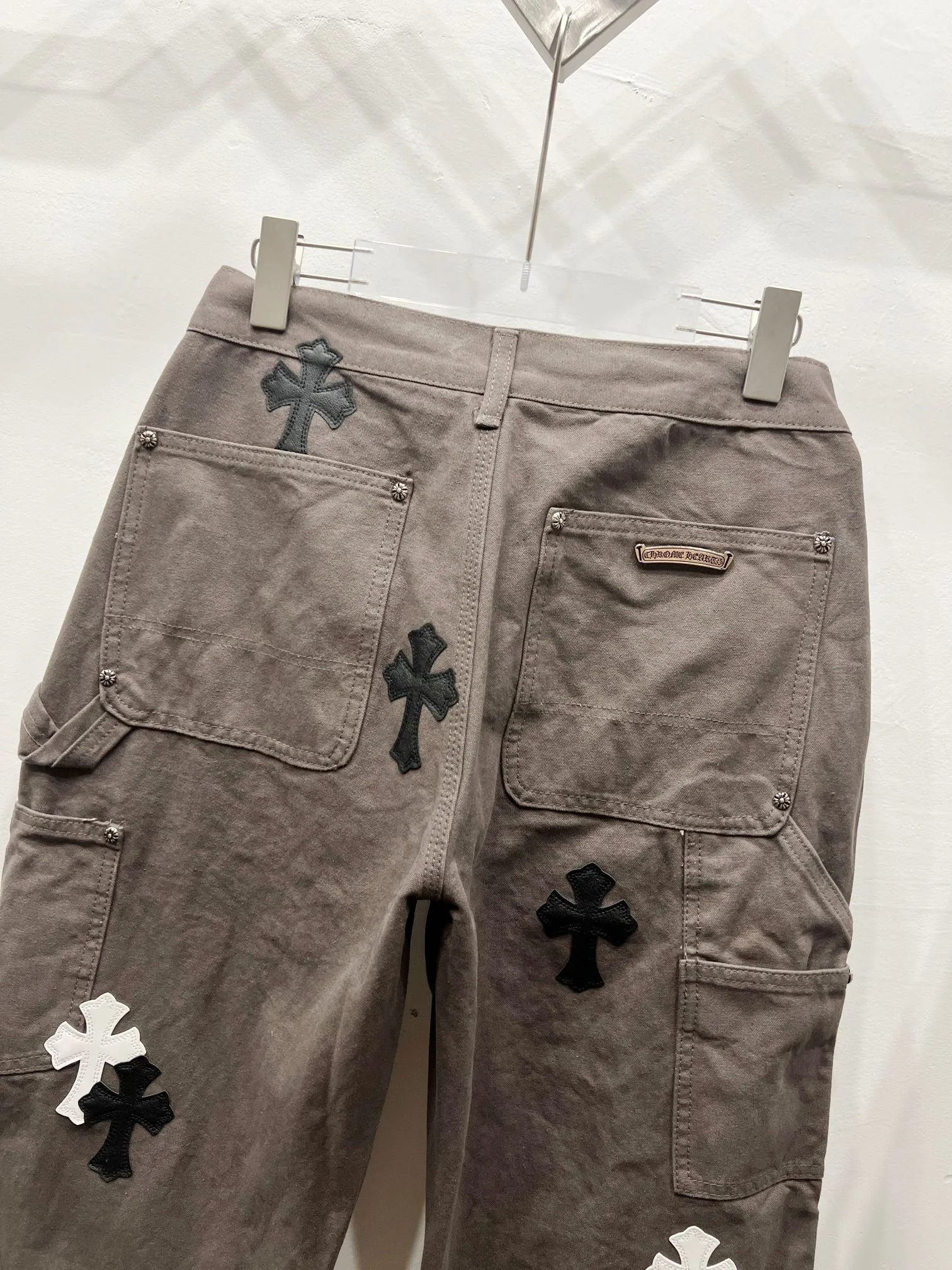 P260 Style number: (c038) Chrome hearts Cross patch leather jeans workwear logging pants Chrome hearts logging pants are here! ! ! CH Croix Heart Double Knee Cross Patch Leather Bo1 Style Logging Pants Straight-leg Work Pants B136 Croix Heart Cross Sanskrit Overalls Price 4W Level, Patched Cross Pattern Decoration, High Waist Washed Jeans! ! Absolutely high-end luxury products, 1.9W level god-level single products, super popular products, made by top heavy industry, not to be missed. About Zangyin, this is an extremely luxurious fashion brand, which can also be called the nobles of the high street. It has always been an exclusive brand of some hipsters or rich second generation. Compared with ordinary high streets, it is more luxurious and noble. Compared with luxury brands, it has a more fashionable personality and has always been a brand that I have a special liking for. Imported yarn is custom-woven into a high-density twill canvas, which ensures a crisp silhouette while also making the fabric feel very delicate. It follows the B01 classic silhouette, with a crisp and stylish upper body. The ready-made garments are stone-ground and fermented and can be matched with any style. Buttons and zinc are washed with genuine YKK retro metal products. Double-layered canvas on the front. Perfect details. All hardware is perfect. Size: s-XXL Color: Gray